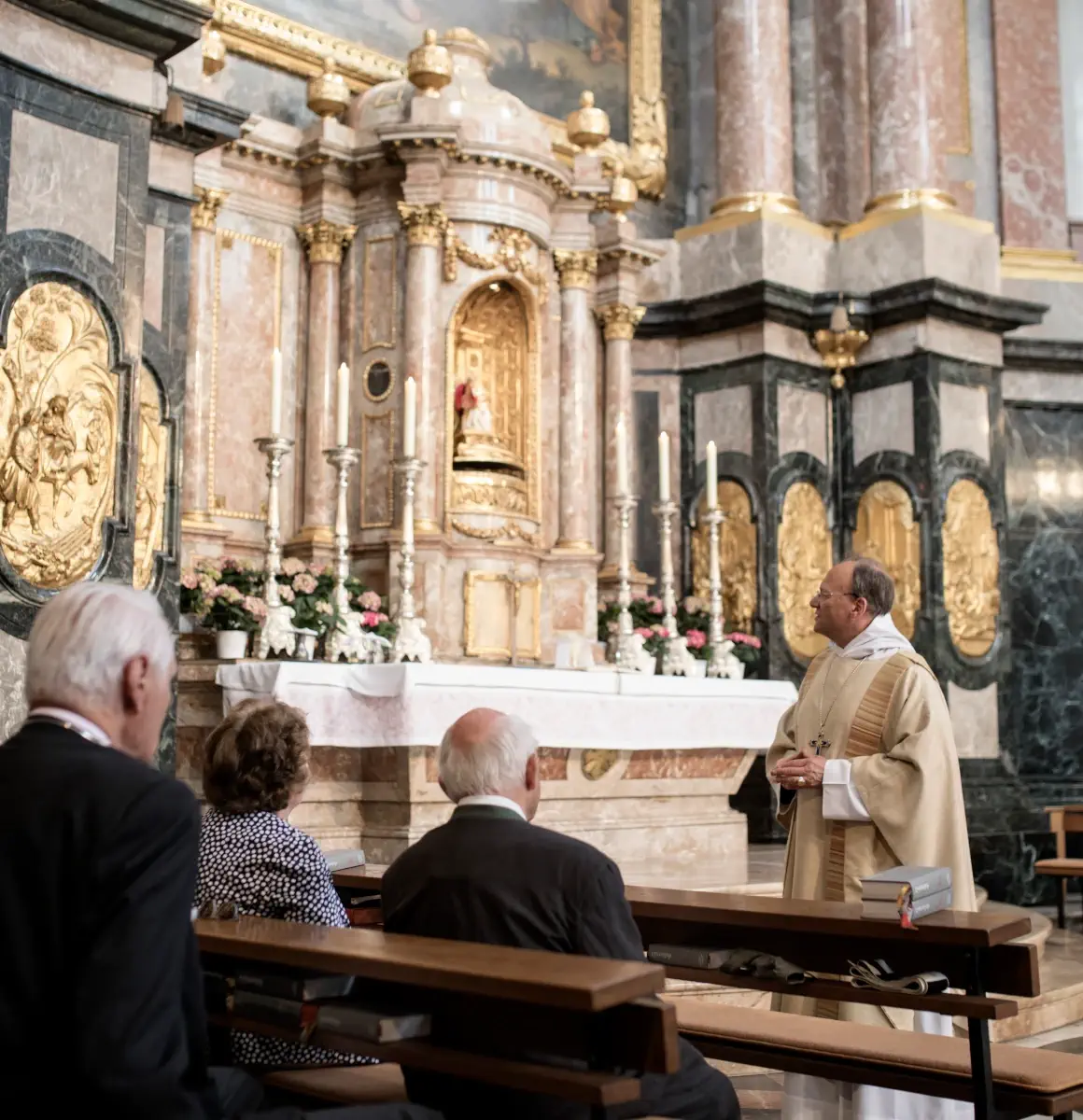 Der Gottesdienst und Führungen im Kloster Ettal Der Pfarrer, wie er einen Gottesdienst in der Basilika im Kloster Ettal abhält.