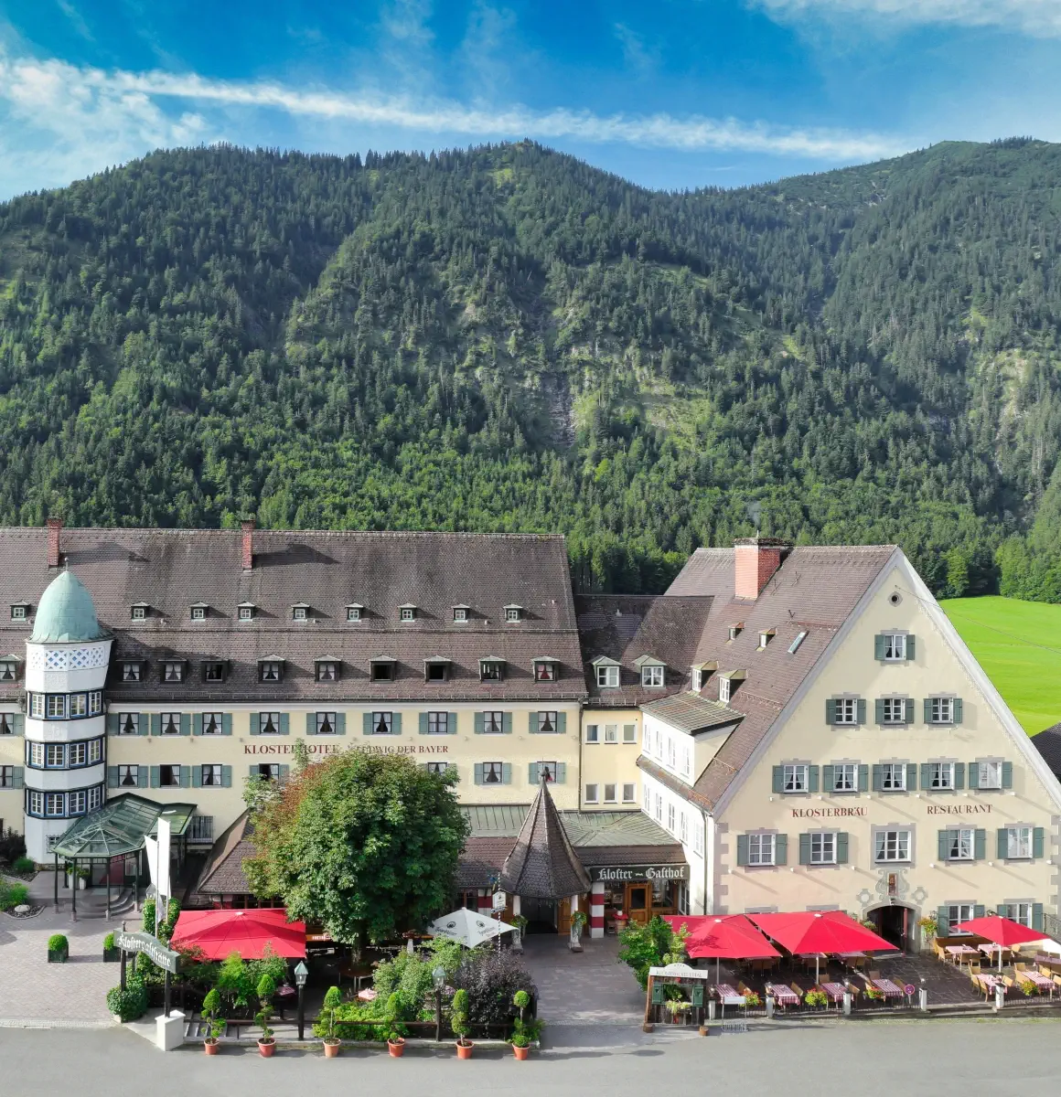 Eine Außenaufnahme vom Klosterhotel, das zum Kloster Ettal gehört