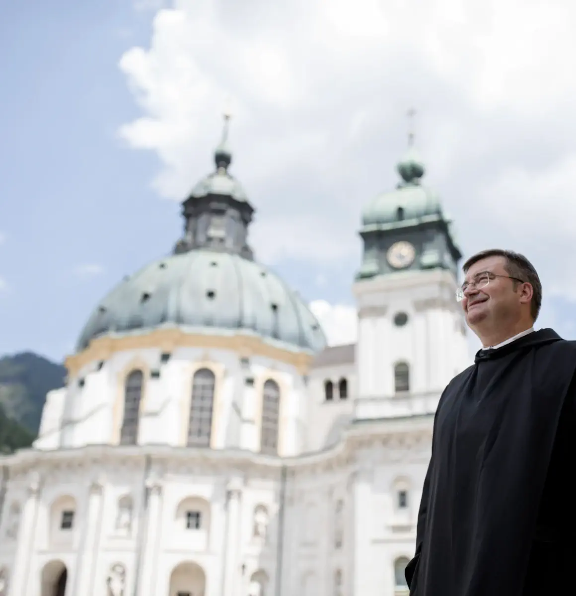 Klosterleben im Kloster Ettal Der Pater vor der Basilika als Symbolbild für das Klosterleben im Kloster Ettal