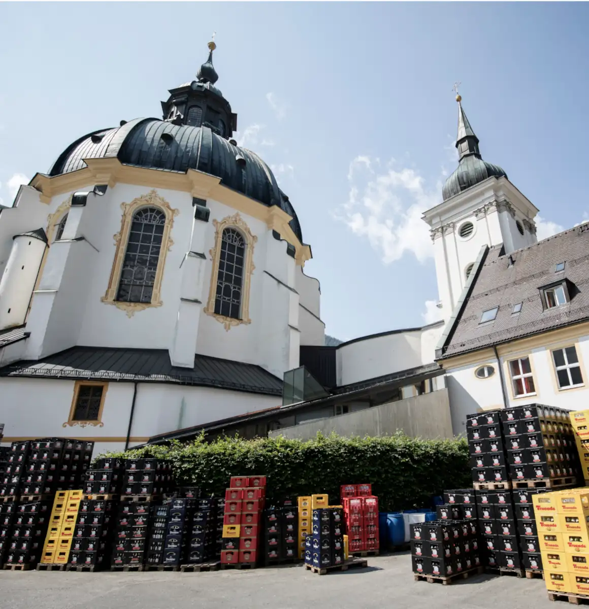 klosterbrauerei-ettal Bierkästen Klosterbrauerei vor Kloster Ettal als Symbolbild für die Klosterbrauerei Ettal