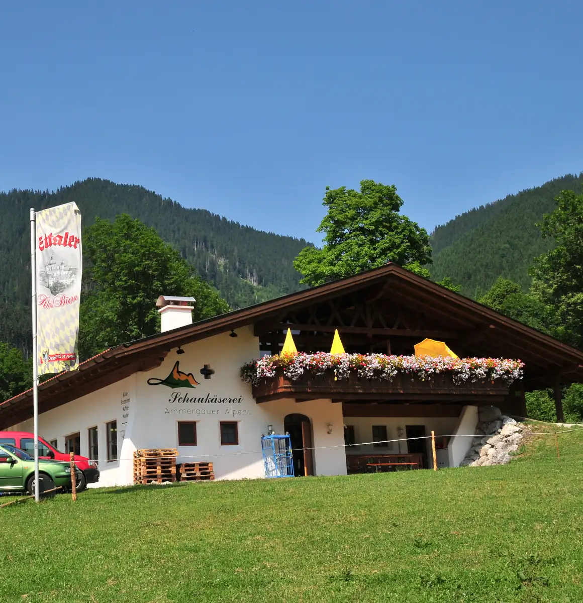 schaukäserei-ettal Schaukäserei Ettal von vorne mit den Ammergauer Alpen im Hintergrund