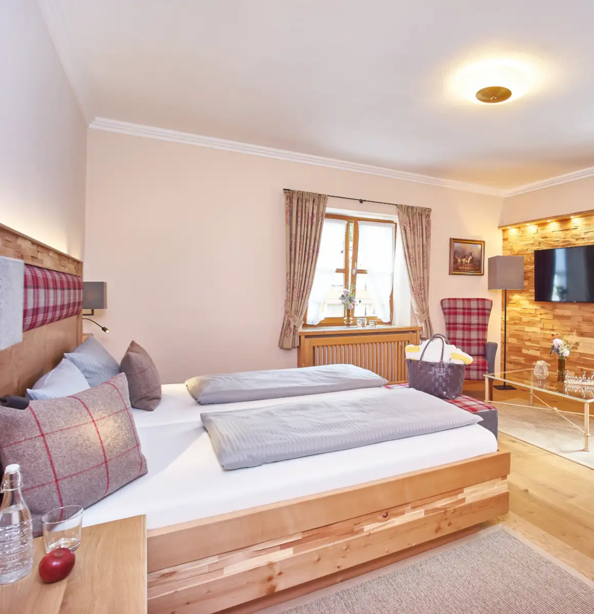 zimmer-klosterhotel-ettal Doppelzimmer im Klosterhotel Ettal mit Doppelbettt und Wohnbereich als Symolbild für das Hotel Ettal