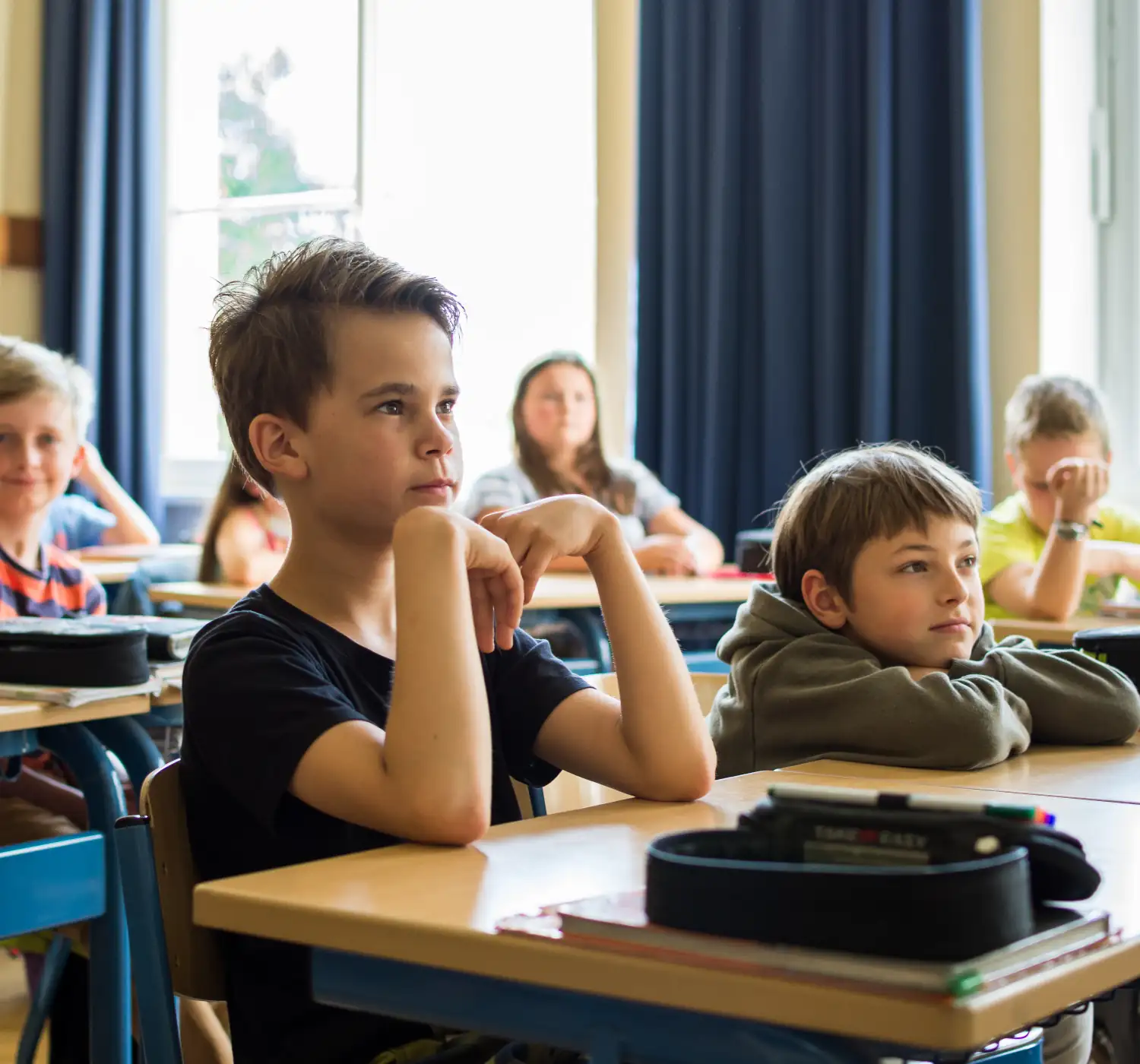 bildungsangebot-im-gymnasium-ettal Aufnahme Kinder sitzen im Klassenzimmer im Gymnasium Ettal