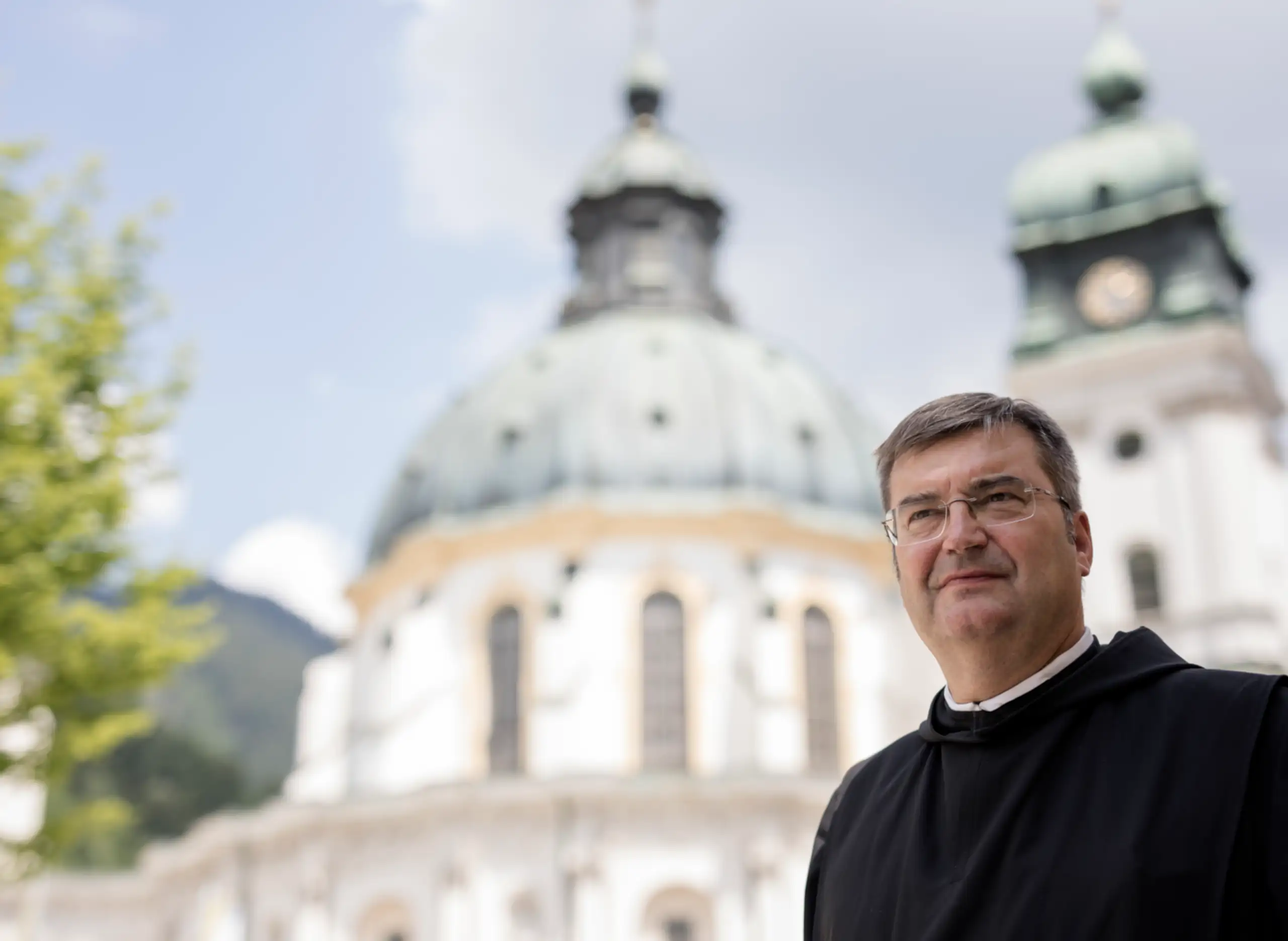 Pater Johannes vor dem Kloster Ettal in Bayern