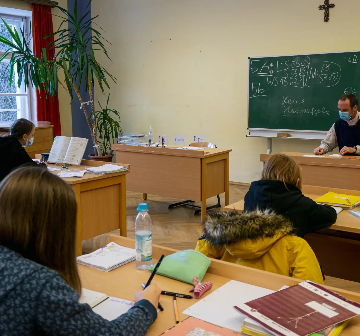 übertritt-ans-gymnasium Aufnahme von Kindern im Klassenzimmer von hinten